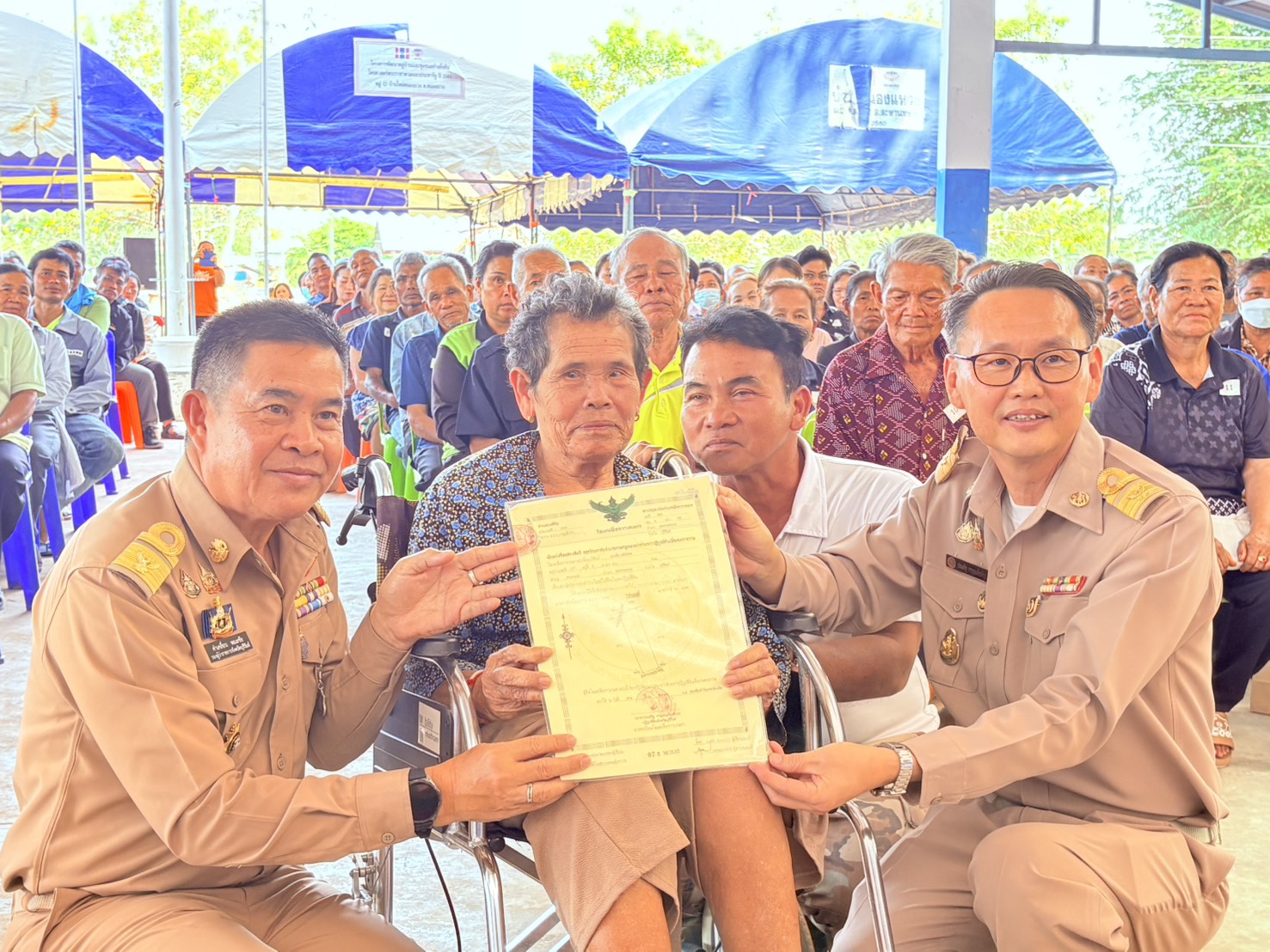 title - วันที่ 23 กุมภาพันธ์ 2569 นายประเสริฐ กาญจนเกียรติกุล ปฏิรูปที่ดินจังหวัดบุรีรัมย์ พร้อมเจ้าหน้าที่ ส.ป.ก.บุรีรัมย์ จัดโครงการอบรมก่อนมอบหนังสืออนุญาตให้เข้าทำประโยชน์ในเขตปฏิรูปที่ดิน (ส.ป.ก. 4-01) โดยมีนายคำเคลื่อน พณะชัย รองผู้ว่าราชการจังหวัดบุรีรัมย์ เป็นประธานในการมอบ ส.ป.ก. 4-01, โฉนดเพื่อการเกษตร แก่เกษตรกรที่เข้าร่วมโครงการ และร่วมรณรงค์ลดการเผาในเขตปฏิรูปที่ดิน